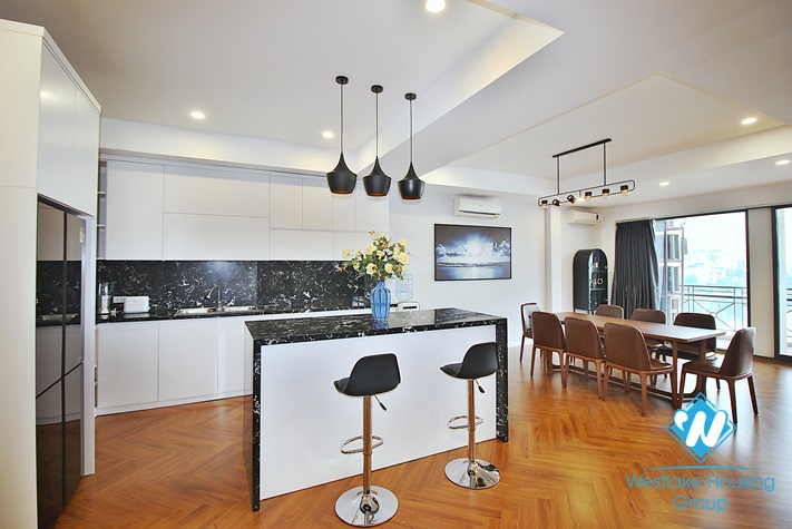 Renovated and lake view 3 beds apartment for rent in Xuan Dieu st, Tay Ho